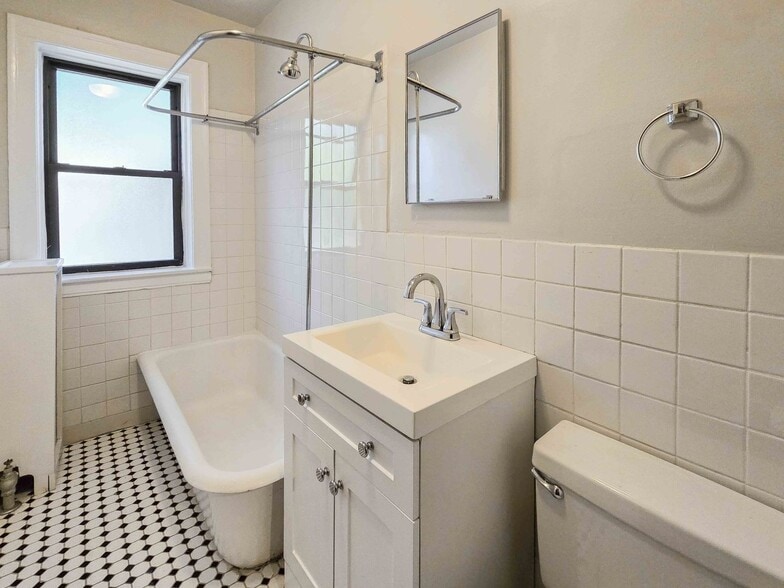 Building Photo - 5057 N Wolcott Ave