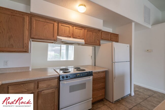 Building Photo - Spacious 3 Bedroom Townhome in Central St....