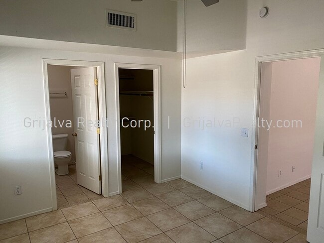Building Photo - 1415 E Elm St