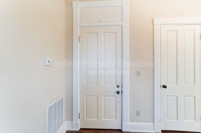 Building Photo - 2114 Kemper Ln