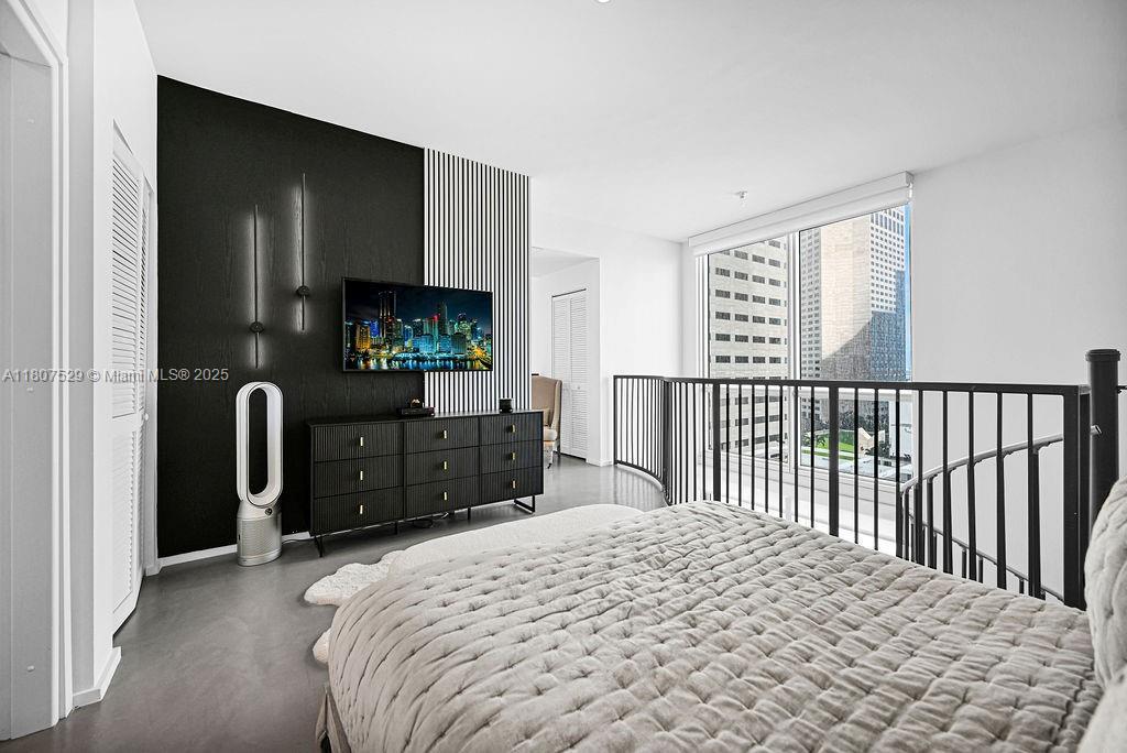 Building Photo - 300 S Biscayne Blvd