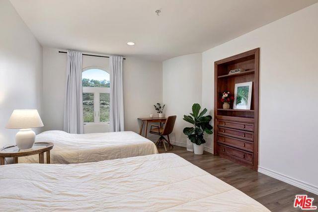 Building Photo - 10827 Pacific View Dr