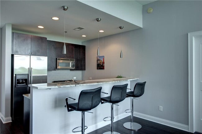 Building Photo - 905 Juniper St NE