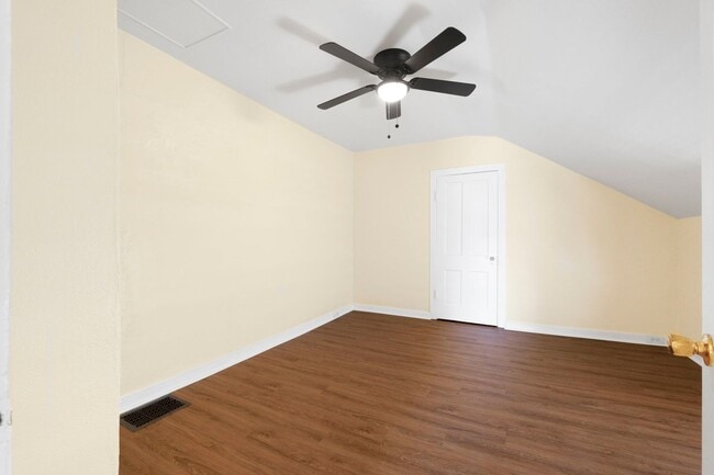 Building Photo - Newly renovated one bedroom available for a move in right away!