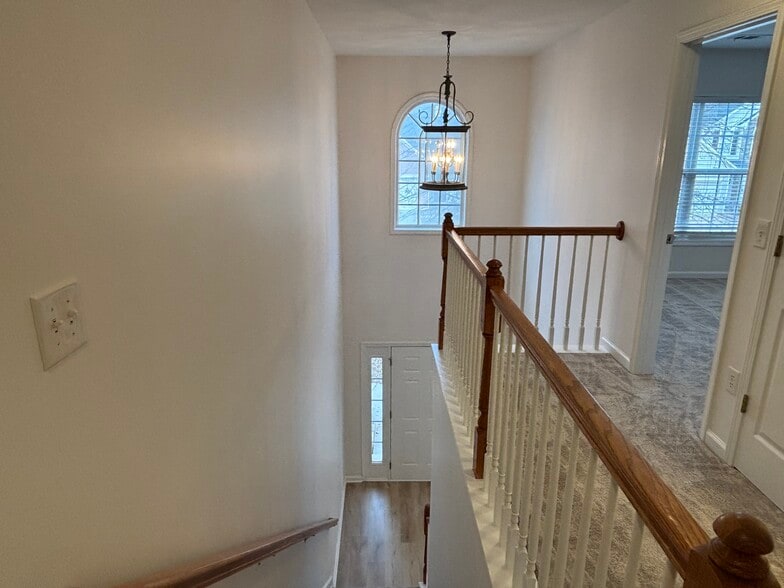 Building Photo - 27 Farm Brook Way