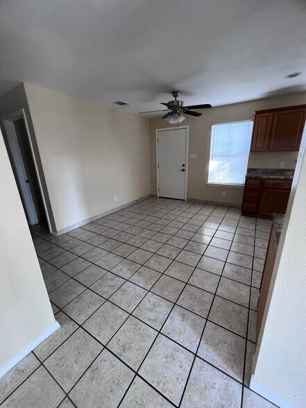 Building Photo - 2427 Wescott Ave