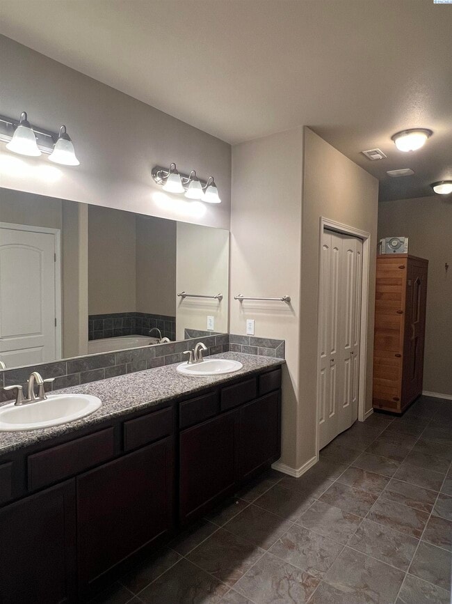 Building Photo - Sourthridge Area for rent