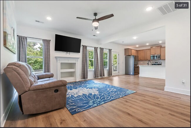 Building Photo - 6643 White Oak Ln