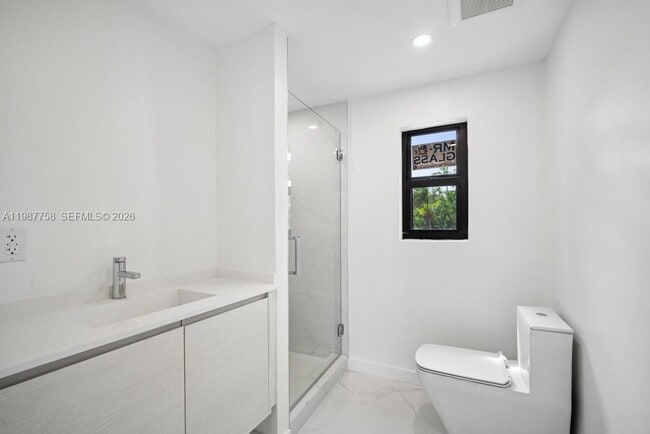 Building Photo - 5661 Pine Tree Dr