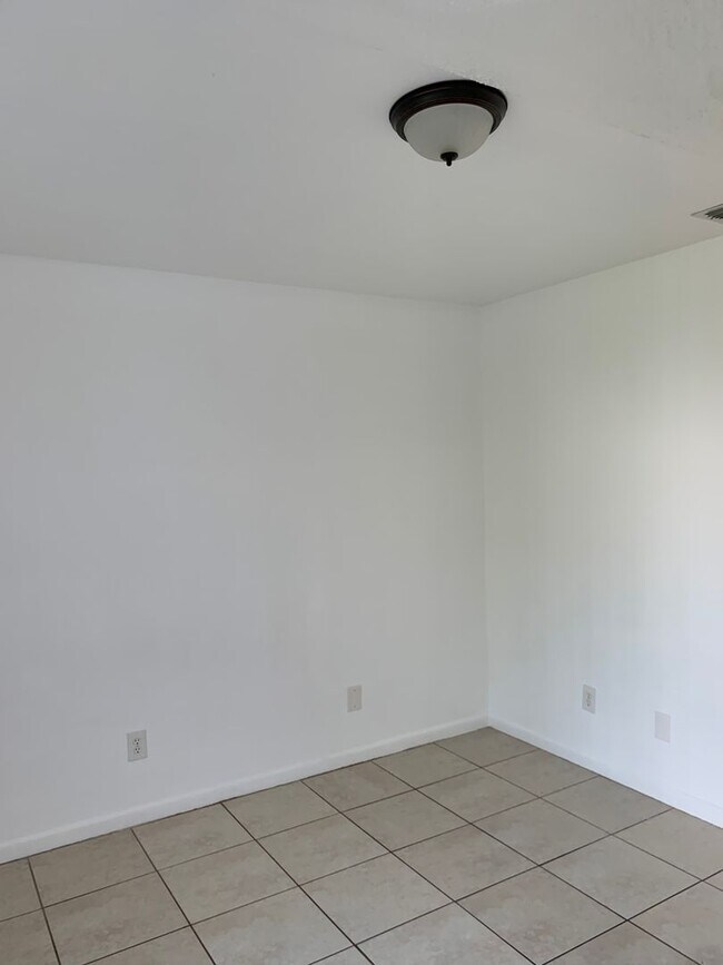 Building Photo - Vero Beach 2 Bedroom 1 Bath