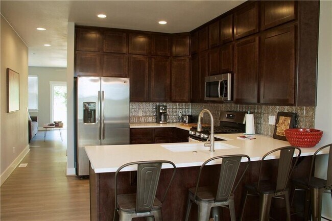 Building Photo - 1575 Brooks Ave