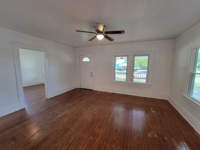 Building Photo - Great 3 bedroom 1 bath home in the heart o...