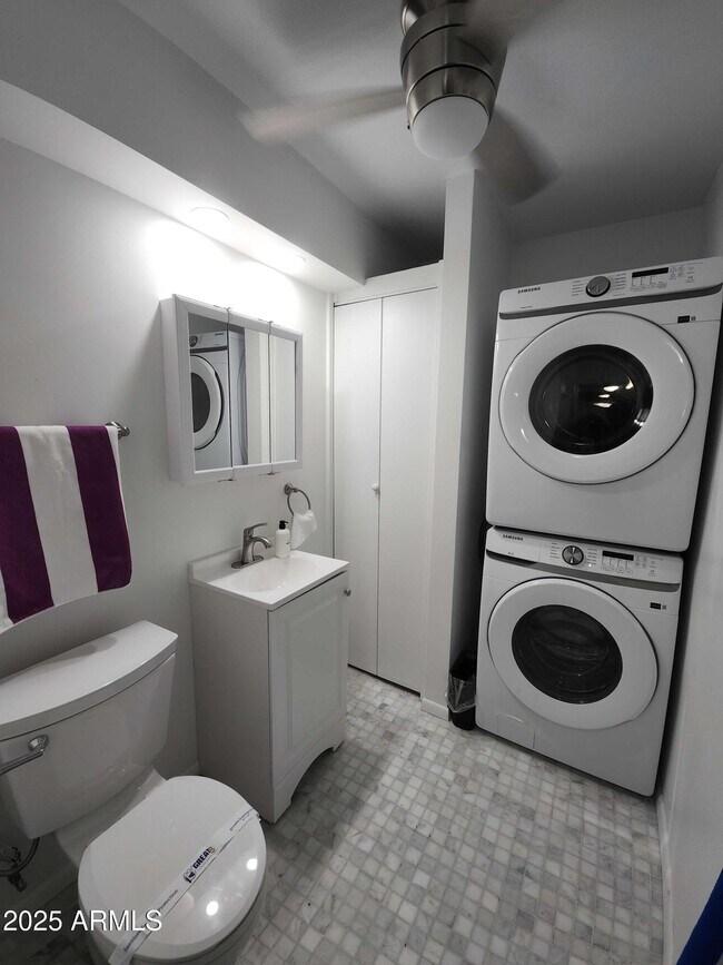 Building Photo - 8111 E Glenrosa Ave