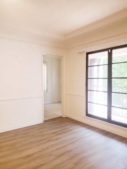Building Photo - 219 S Martel Ave