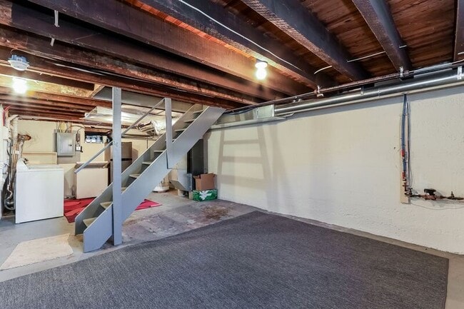 Building Photo - 551 Summit St