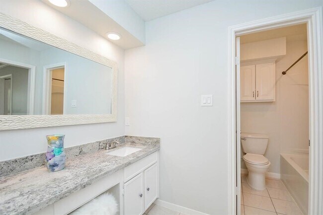 Building Photo - 978 Memorial Village Dr