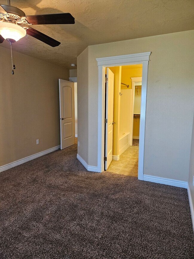 Building Photo - 3/2.5 in Boise-2 Car Garage, Fireplace, Vaulted Ceilings, Landscaping Included.