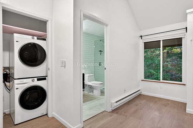 Building Photo - Updated 1BD/1BA Condo in Portland’s West Hills w/ Carport & Private Balcony