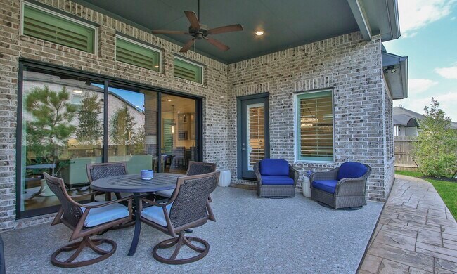 Building Photo - 902 Falcon Hollow Ln