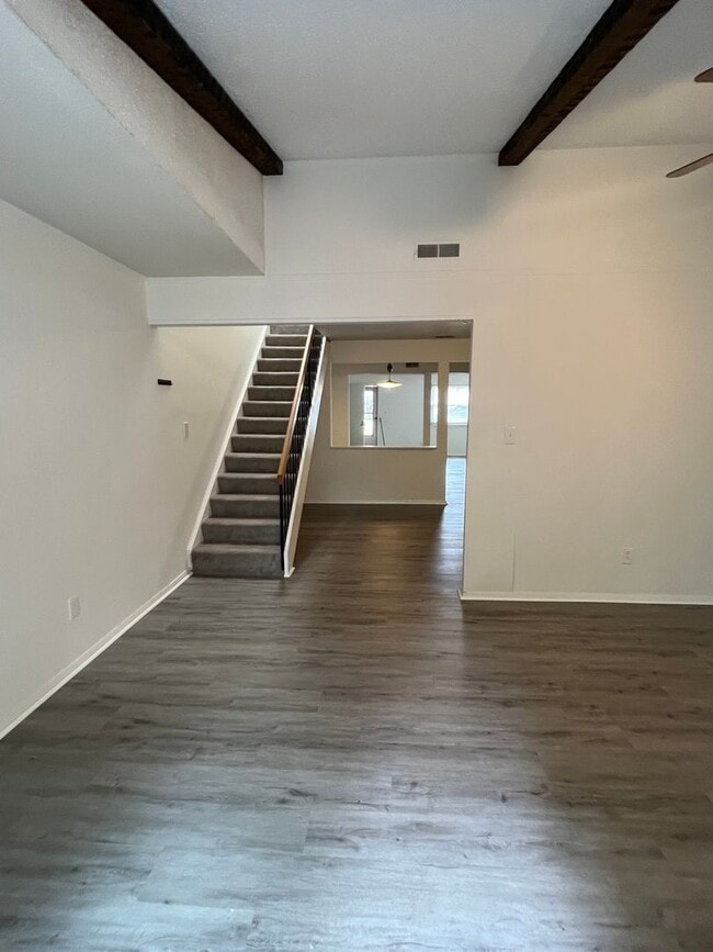 Building Photo - Large Townhouse in Virginia Beach with a Fenced Yard!