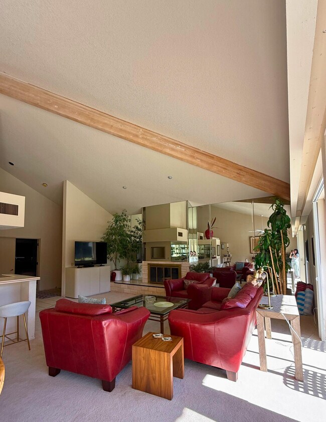 Building Photo - 253 Kavenish Dr