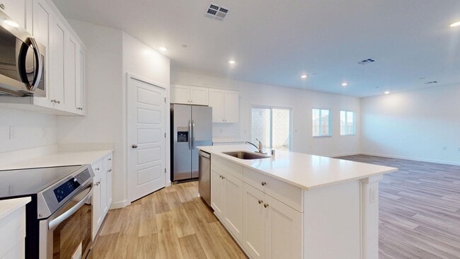 Building Photo - 4469 Buckingham Ave