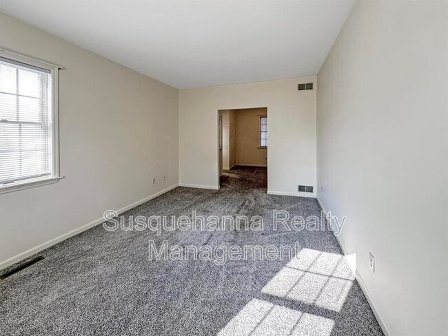 Building Photo - 339 E Derry Rd