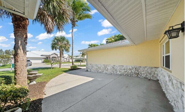 Building Photo - Melbourne Beach gem with covered boat house