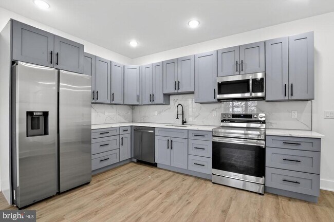 Building Photo - 2331 E York St