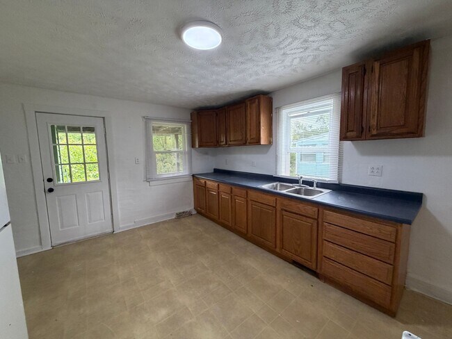 Building Photo - 2 bedroom townhome in Bentworth School District!