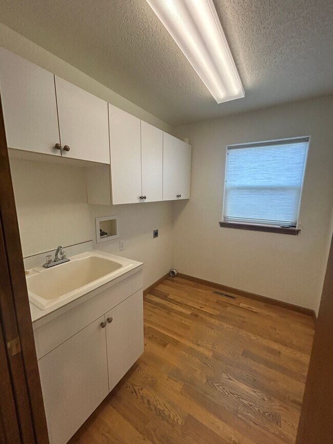 Building Photo - Beautiful Home on Village Greens with Vaulted Ceilings~A rare find!