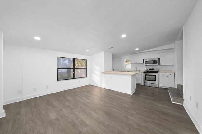 Building Photo - Completely Renovated 4/2 Home on a Corner Lot in the SODO Area of Orlando