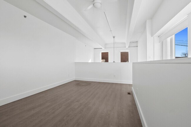 Building Photo - STUFF TO DO IN A SPACE FOR RENT