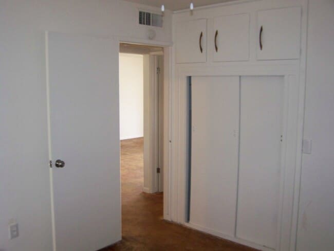 Building Photo - 2 Bed +1 Bath SINGLE FAMILY HOME + HUGE ba...
