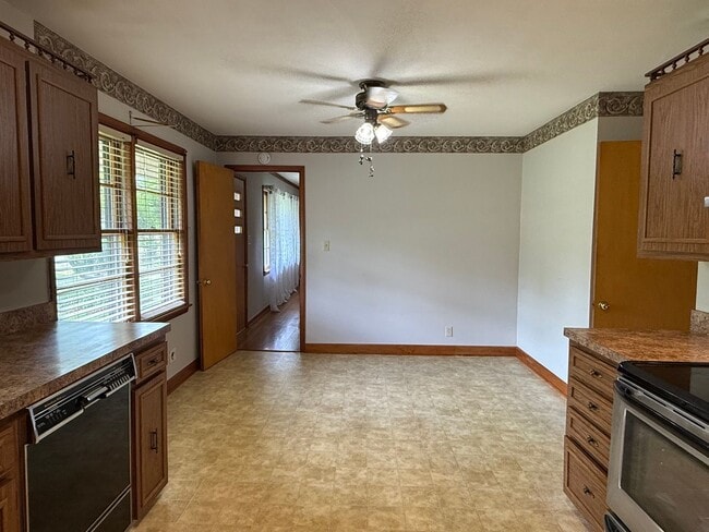 Building Photo - Beautiful 3 bedroom- North Johnson City & Town Acres school district!