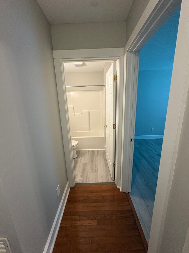 Building Photo - Adorable 1 Bedroom home Fountain Square