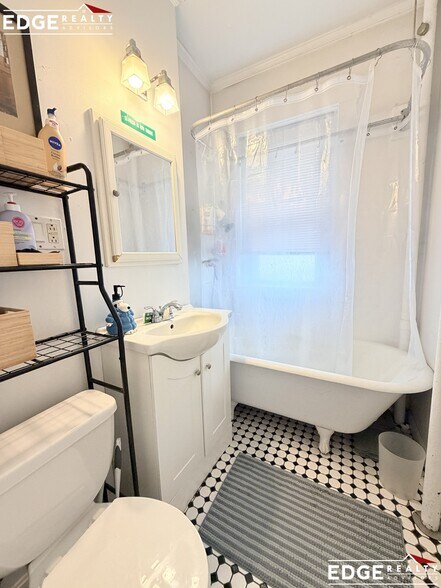 Building Photo - 264 Kelton St