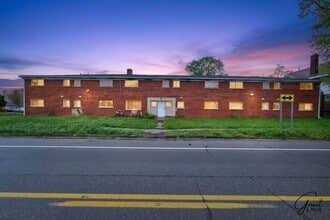 Building Photo - $995 - $1200 - Spacious 1 bedroom Apartments