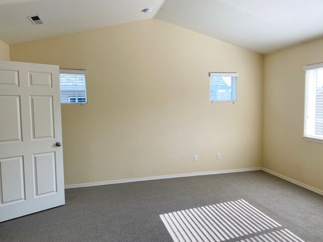 Building Photo - Fantastic Townhome close to Nike