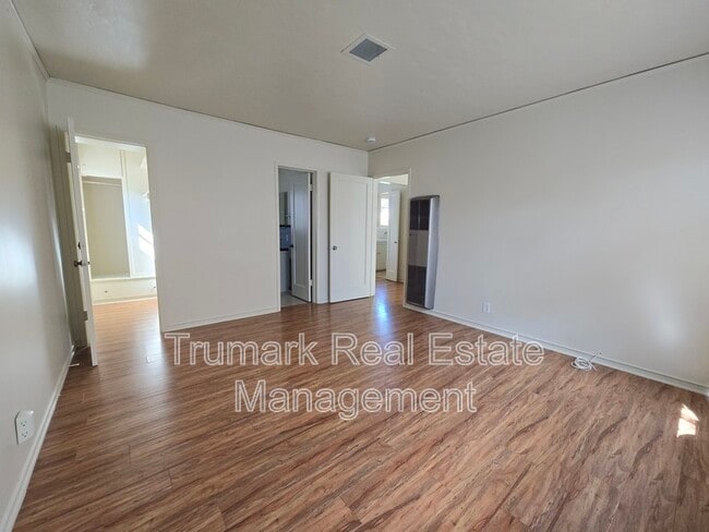 Building Photo - 1112.5 N Maryland Ave