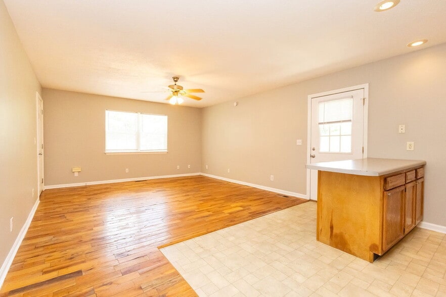 Building Photo - 402 Hall St