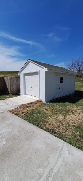 Building Photo - 404 E 3rd Dr S