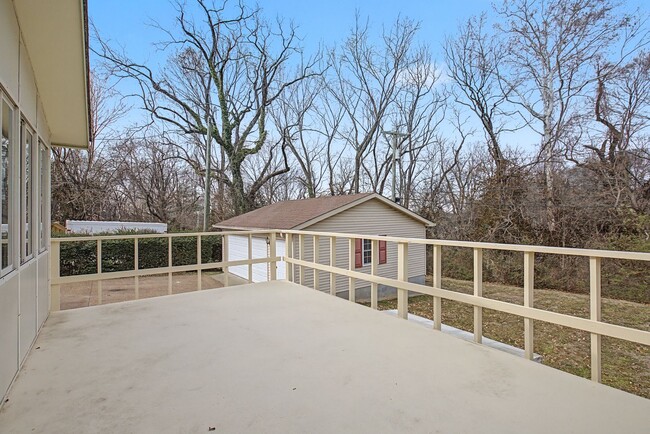Building Photo - Mid Century Modern in Donelson with 4 bed 2bath, pet friendly, 2 car garage, and potential music ...