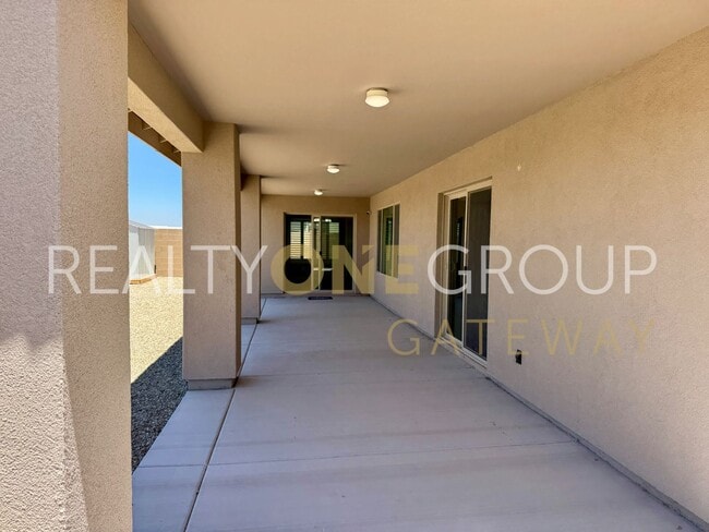 Building Photo - Enjoy those Arizona Sunset in this Three Bedroom Two Bath Home full of upgrades !!