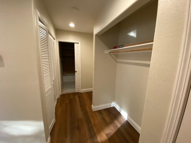 Building Photo - Upgraded 2 bedroom condo in a gated commun...
