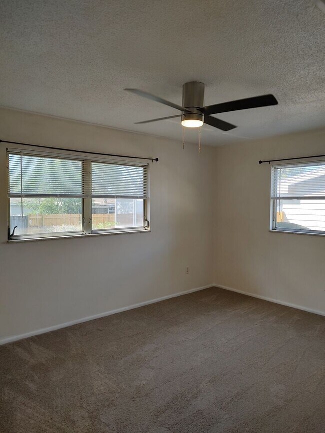 Building Photo - 2 Bedroom, 1 bath, freshly painted, new appliances