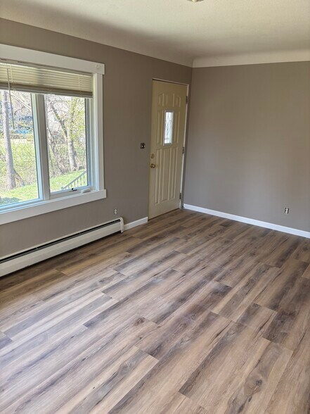 Building Photo - 322 W 5th St