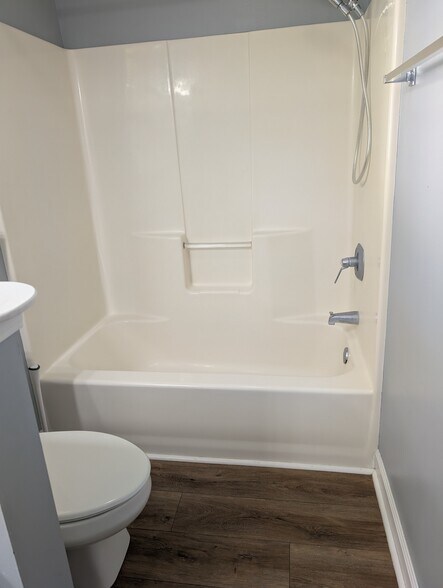 master bath - 110 Nunn St