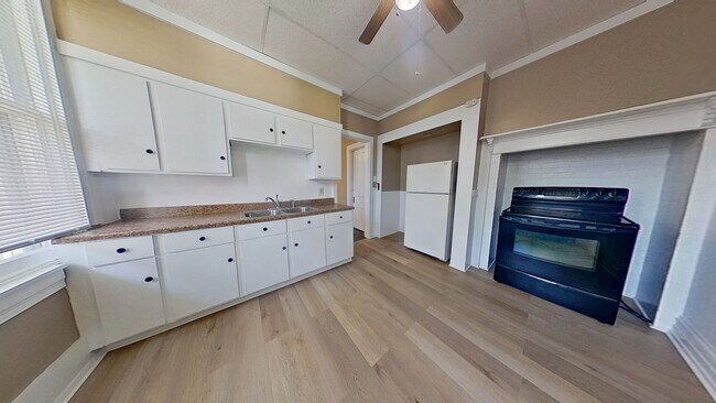 Building Photo - Charming First Floor Apartment