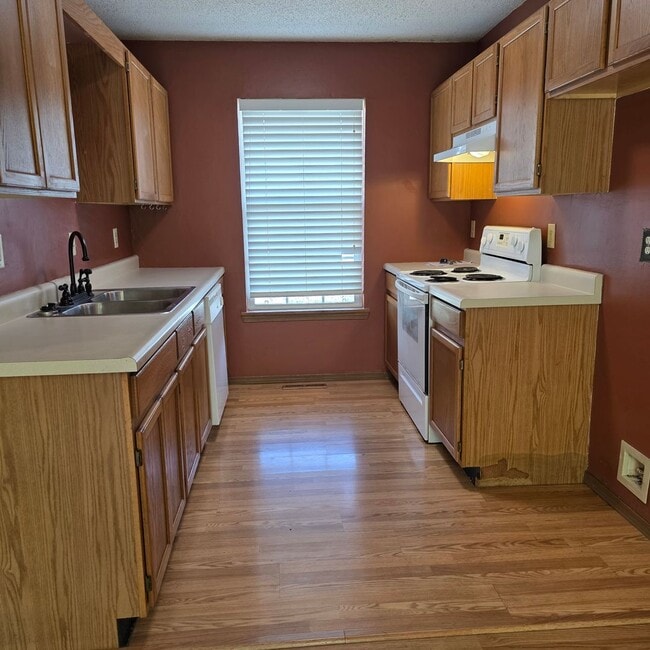 Building Photo - Great 3 bed 2 bath with a 2 car garage